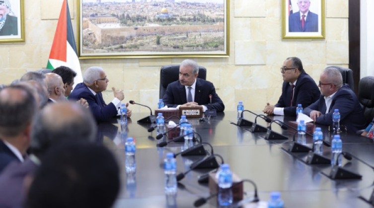 اشتية يستقبل وفد الناشرين العرب المشاركين بمعرض فلسطين الدولي للكتاب