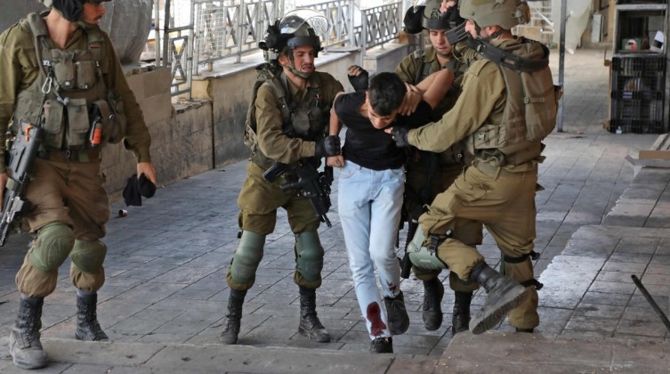 قوات الاحتلال تعتقل شابا في القدس