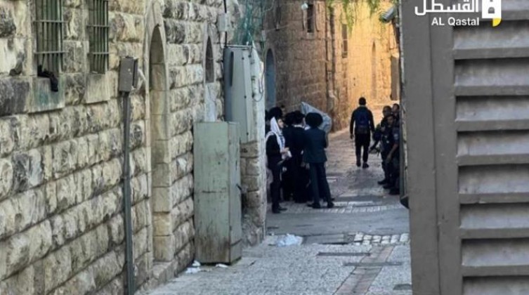 مستوطنون يؤدون طقوسا تلمودية في محيط المسجد الأقصى