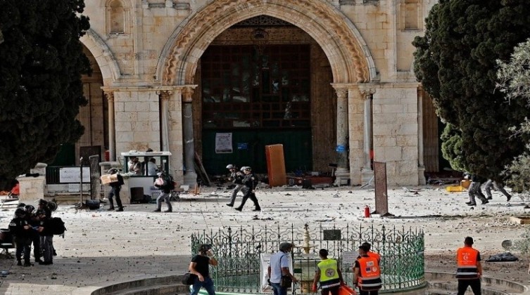 قوات الاحتلال تقتحم المصلى القبلي وتعتدي على المرابطات