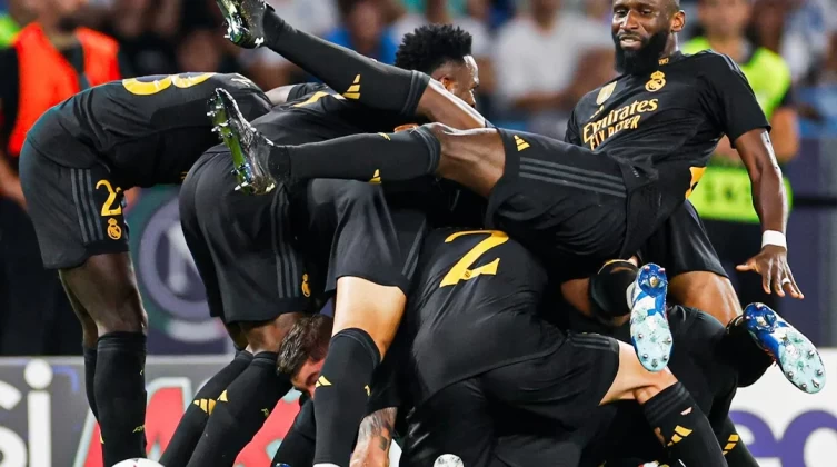 شاهد- ريال مدريد يقهر نابولي بثلاثية مثيرة في دوري أبطال أوروبا