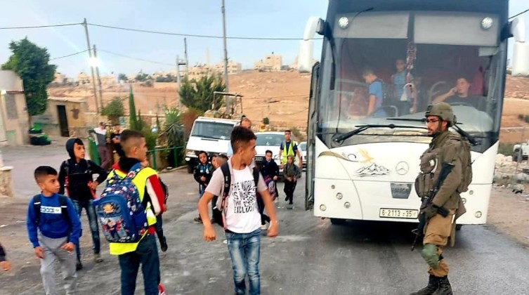 الاحتلال يعرقل وصول المعلمين والطلبة إلى 27 مدرسة شرق يطا