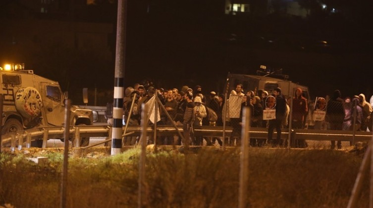 بالفيديو: مستوطنين يهاجمون بلدة حوارة والجيش يتخد إجراء أمني جديد