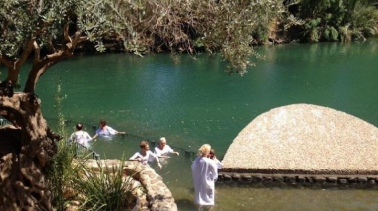 مستوطنون يقتحمون محيط برك سليمان السياحية بحماية قوات الاحتلال