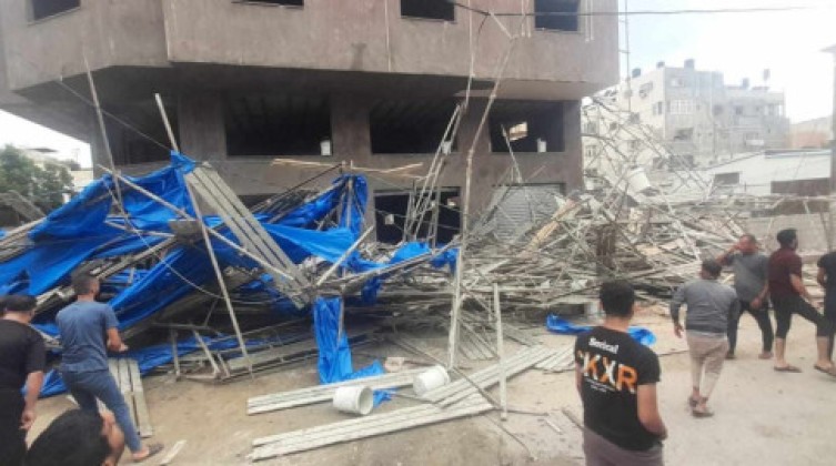 محدث بالفيديو والصور: إصابات إثر سقوط سقالة بناء "بقوم" من عمارة بمدينة غزة