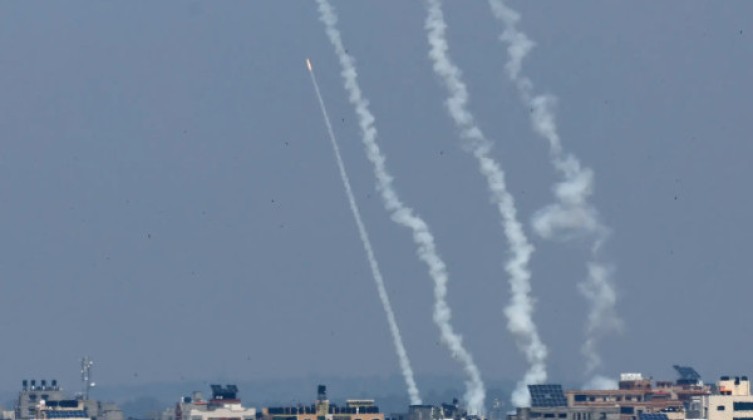 المقاومة بغزة تجري تجربة صاروخية تجاه البحر