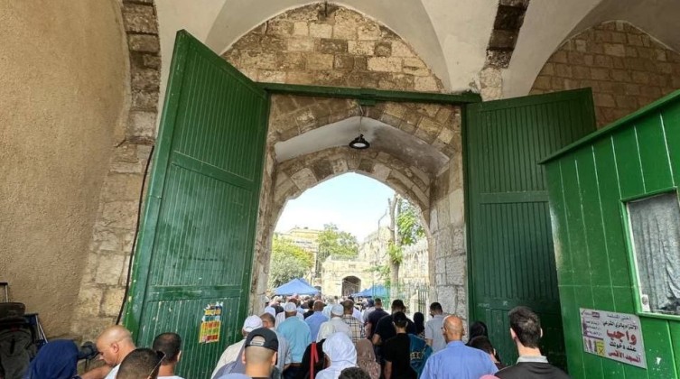 بالصور: 50 ألف مصل أدوا الجمعة في المسجد الأقصى