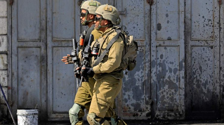 قوات الاحتلال تغلق المحال التجارية في حوارة