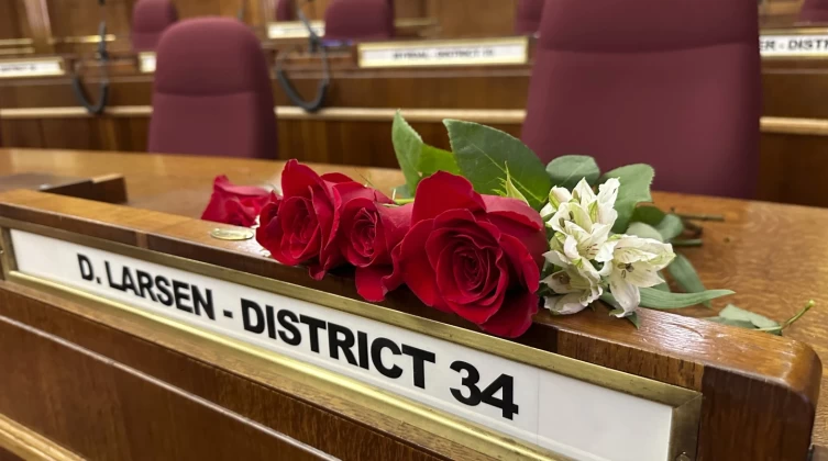 أمريكا: مصرع عضو بارز في مجلس الشيوخ وعائلته بتحطم طائرة