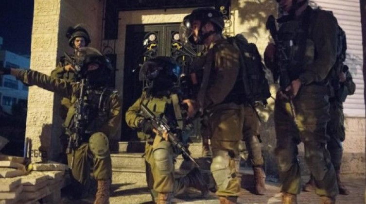 رام الله: الاحتلال يقتحم بلدة ترمسعيا ويداهم محلاً للصرافة (فيديو)