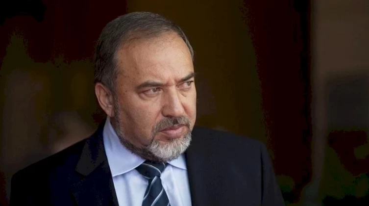 مقربون من نتنياهو يبحثون تعيين ليبرمان مكان غانتس في حكومة الحرب
