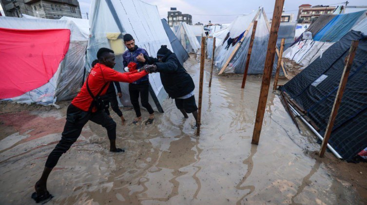 الأمطار الغزيرة تغرق خيام النازحين ومراكز الإيواء في غزة