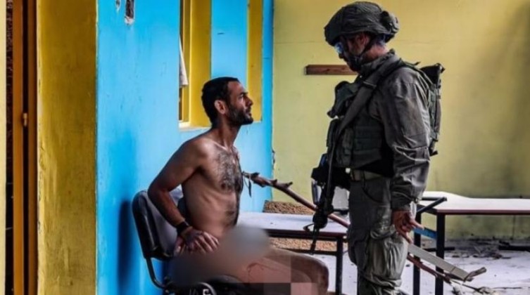 جندي إسرائيلي ينشر فيديو لتحقيق مع فلسطيني عاريا ومكبل اليدين!