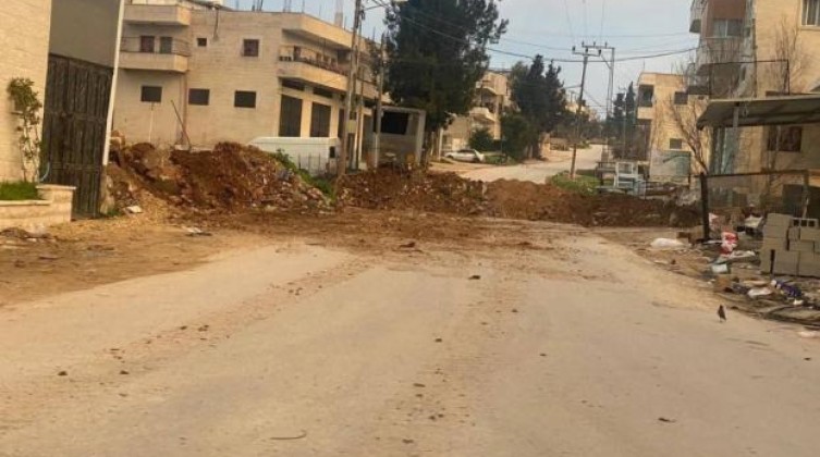 الخليل: الاحتلال يشن حملة اعتقالات واسعة في بلدة بيت أمر ويعتقل 14 مواطنا
