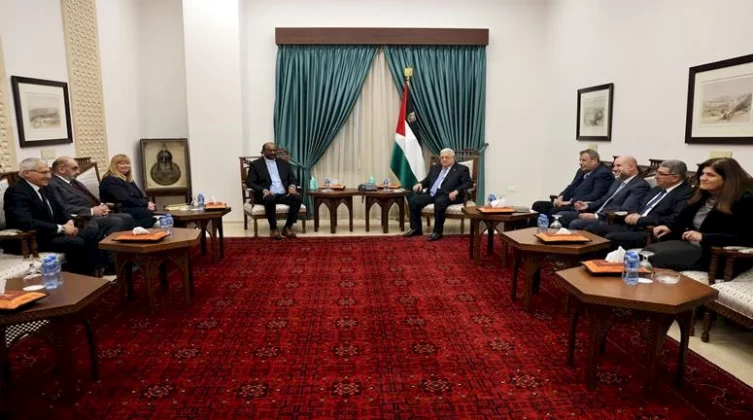 تفاصيل لقاء الرئيس عباس مع أمين عام مجلس الكنائس العالمي