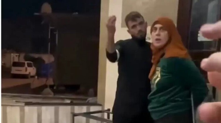 بالفيديو: شجاعة طبيبة فلسطينية تنقذ جريحًا من قناصة الاحتلال