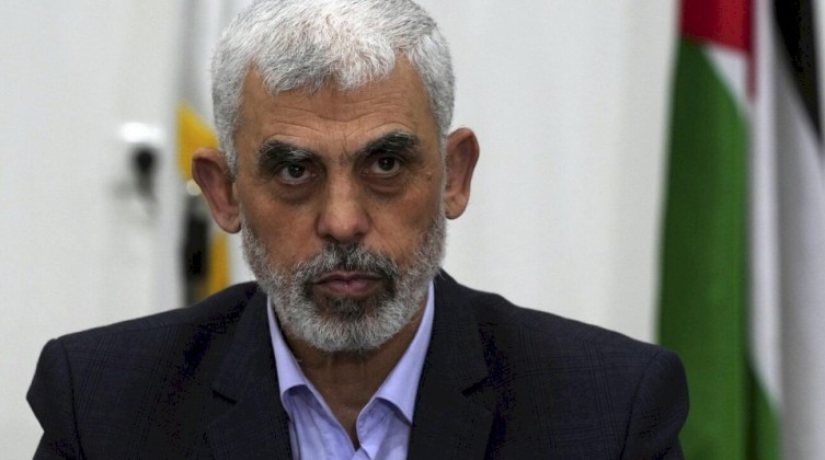 الاحتلال ينشر فيديو يدّعي أنه يوثّق السنوار وعائلته بنفق في غزة