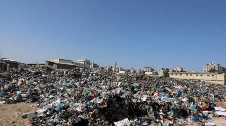 بلدية غزة تحذر من مخاطر انتشار أمراض خطيرة