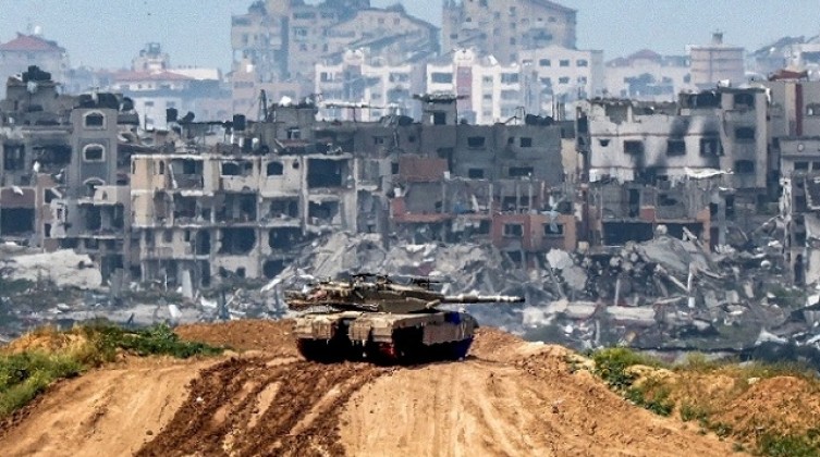 الاحتلال يعترف بقتل فلسطينيين رفعا الراية البيضاء وجرف جثتيهما وسط غزة
