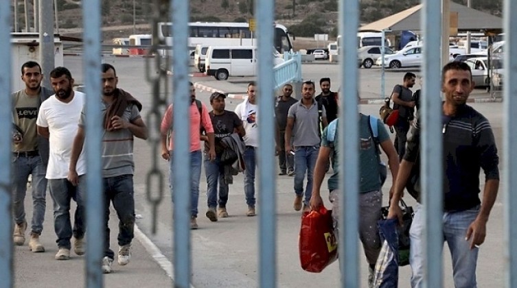 بنك إسرائيل يدعو الحكومة إلى إعادة العمال الفلسطينيين