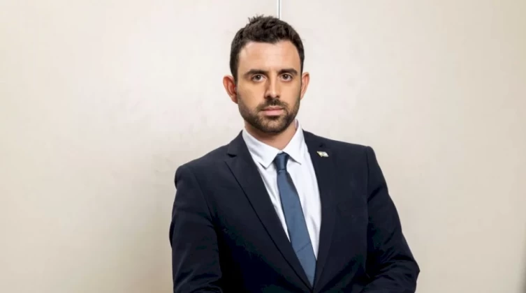 إيقاف متحدث باسم حكومة الاحتلال بعد خلاف مع ديفيد كاميرون