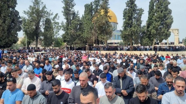 بالصور: 125 ألفا أدوا صلاة الجمعة الثالثة من رمضان في المسجد الأقصى