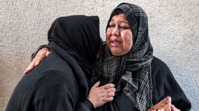 شهادة مروعة ترويها فلسطينية حوصرت في مجمع الشفاء بغزة
