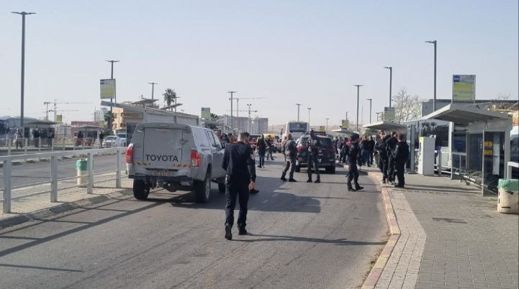 إصابة جنديين في عملية طعن بمدينة رهط واستشهاد المنفذ