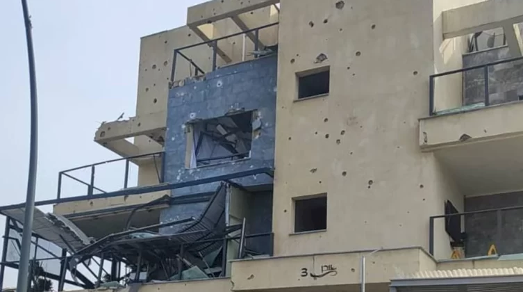 قتيل وأضرار في رشقة صاروخية كبيرة من لبنان تجاه "كريات شمونة"