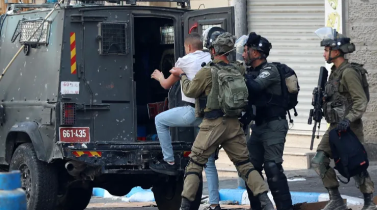الاحتلال يعتقل فلسطينيا بزعم تنفيذه عملية طعن جنوب الخليل