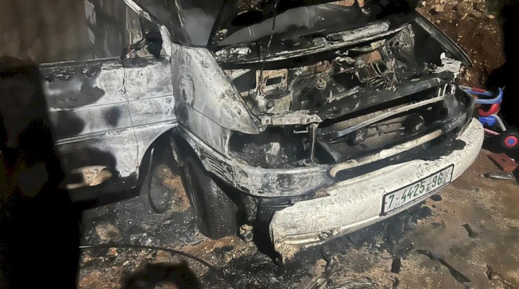مستوطنون يحرقون منزلا ومركبة جنوب نابلس