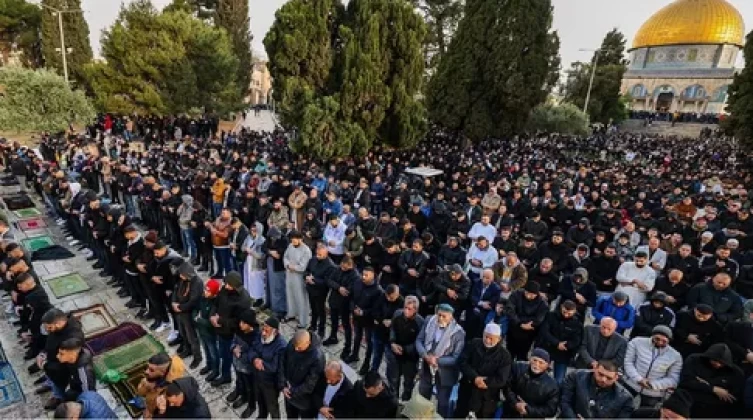 أكثر من 60 ألف مصلٍ يؤدون صلاة عيد الفطر في الأقصى