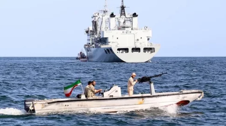 إيران تعمل على إطلاق سراح طاقم سفينة محتجزة مرتبطة بـ"إسرائيل"