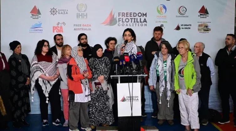 بالصور: "أسطول الحرية" الإغاثي في إسطنبول يستعد للانطلاق إلى قطاع