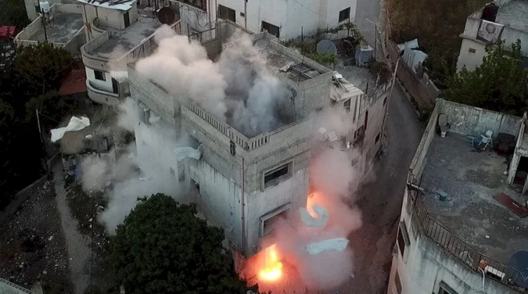 الاحتلال يفجر منزلي أسيرين في الخليل