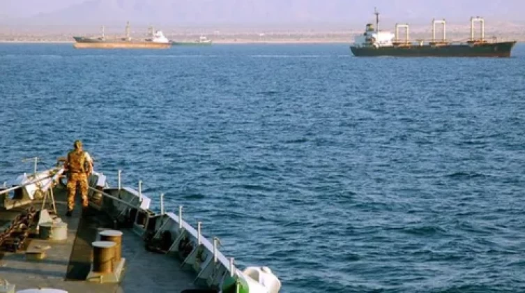 الجيش الأمريكي يعلن تدمير صاروخا حوثيا في خليج عدن