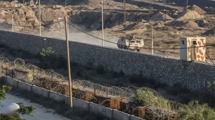 مصر تتحدث عن 3 حواجز بين سيناء ورفح الفلسطينية