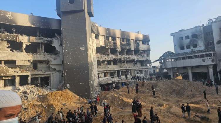 بالفيديو والصور: الاحتلال ينسحب من مجمع الشفاء والعثور على مئات الشهداء داخله وحوله