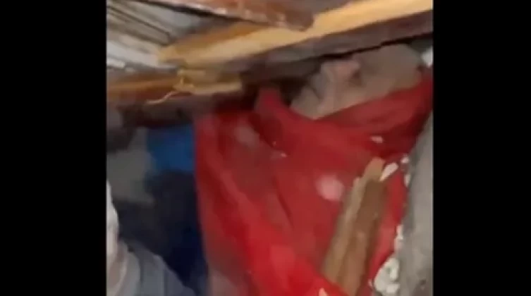 مشاهد مؤثرة لمسن محاصر تحت الركام يؤدي صلاة الفجر بغزة
