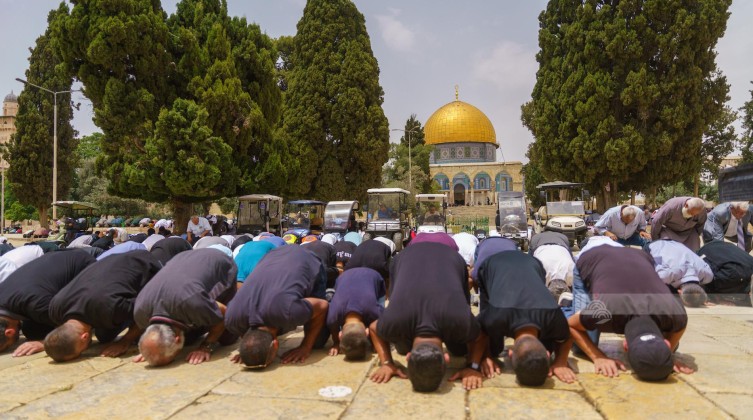 45 ألفًا يؤدون صلاة الجمعة في المسجد الأقصى