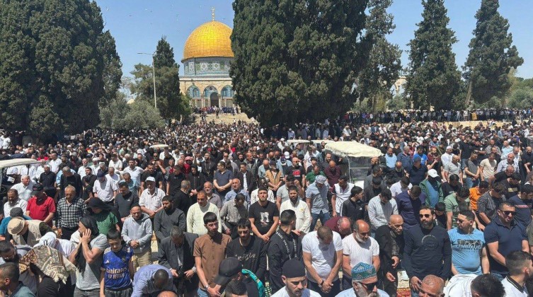 120 ألف مصلٍ أدوا صلاة الجمعة الأخيرة من رمضان بالأقصى