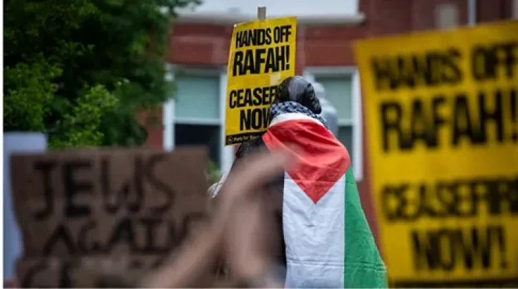 بالفيديو: الشرطة الأمريكية تهاجم الطلبة المناصرين لفلسطين في جامعة أوستن