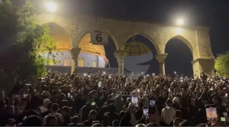 بالفيديو: 65 ألف مصلّ أدوا صلاة فجر الجمعة الأخيرة من رمضان في الأقصى