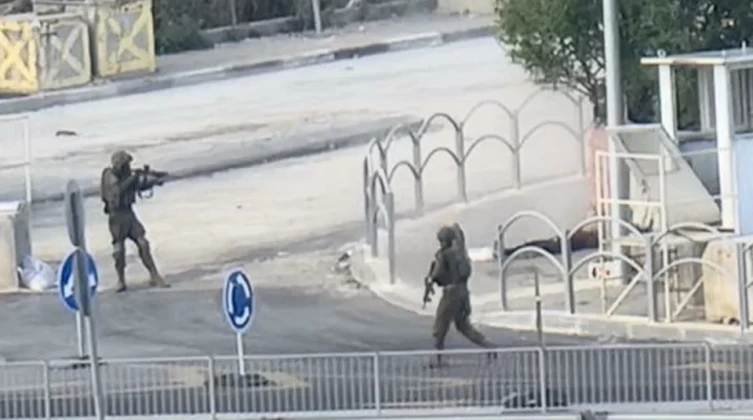 إطلاق النار على شابين شمال الخليل بزعم محاولتهما تنفيذ عملية مزدوجة