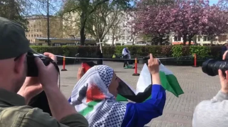 شاهد- رجل وامرأة يحرقان نسخة من القرآن وعلم فلسطين بالسويد