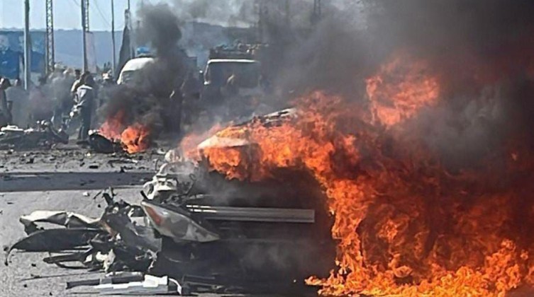 بالفيديو: شهيد واصابات في غارة إسرائيلية استهدفت سيارة جنوب لبنان