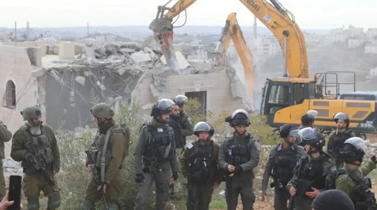 إصابات واعتقالات وهدم منزلين في الضفة الغربية المحتلة