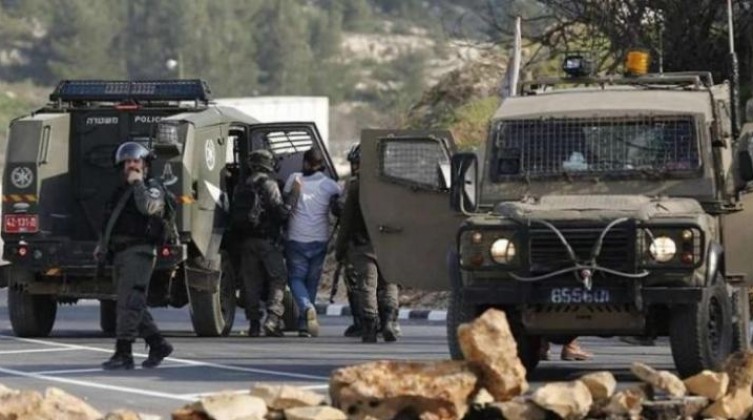 قوات الاحتلال تعتقل 12 مواطنًا في مناطق متفرقة من الضفة