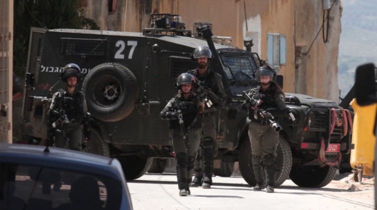 الاحتلال يعتقل 25 مواطنًا من الضّفة بينهم فتاة وأطفال