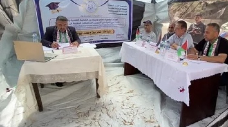 شاهد- باحث يحصل على درجة الماجستير من داخل خيمة برفح